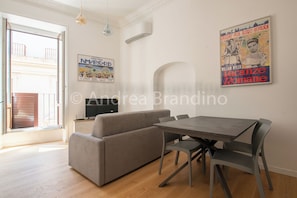 Dining - Vrbo Property (Roma)