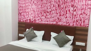 Deluxe Room | Egyptian cotton sheets, premium bedding, memory-foam beds, desk - Hotel Kalash (Ahmedabad)