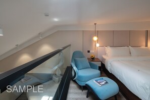 Dúplex empresarial | Escriptori, espai de treball apte per a portàtils i cortines opaques 