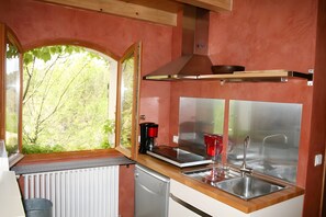 A compact kitchen with a window, a coffee maker, a sink, and a dishwasher. - Holiday Home 'Bergerie Des Estelles' with Mountain View, Wi-Fi and Air Conditioning (Auriol)