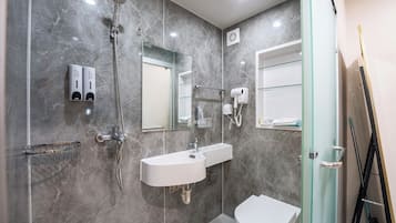 Regadera, amenidades de baño gratuitas, secadora de cabello, toallas