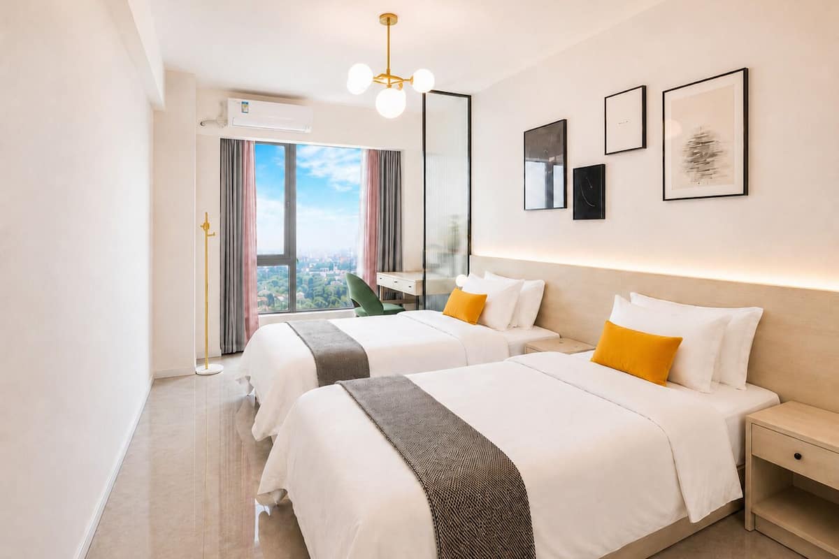 Chambre Confort avec lits jumeaux, Plusieurs lits, non-fumeur, vue sur la ville | Vue de la chambre