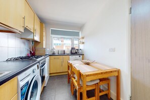 Frigorífico, microondas, horno y placa de cocina