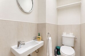 Ducha, secador de pelo, toallas y jabón