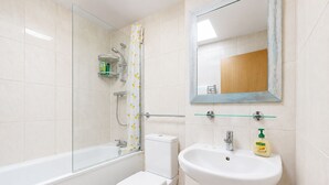 Un baño moderno con bañera, inodoro y lavamanos.