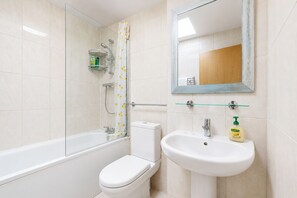 Douche, sèche-cheveux, serviettes fournies, savon