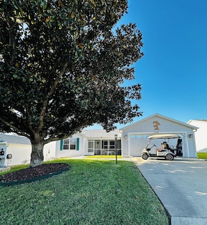 Property grounds - Luxury 3BR/2BA Home in The Villages w/golf cart. Pet Friendly, Near golf course (The Villages)