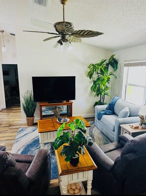 Smart TV, books - Luxury 3BR/2BA Home in The Villages w/golf cart. Pet Friendly, Near golf course (The Villages)