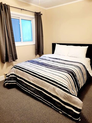 Room - Waterfront Family Cottage with Hot Tub on Gull River, Ontario (Kawartha Lakes)