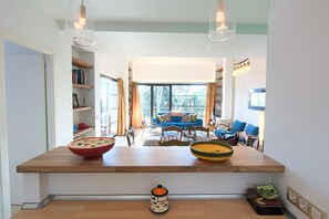 A modern kitchen with a wooden countertop, two large bowls, and a small decorative item. - Villa 'Sa Tuna' with Sea View, Wi-Fi and Air Conditioning (Begur)