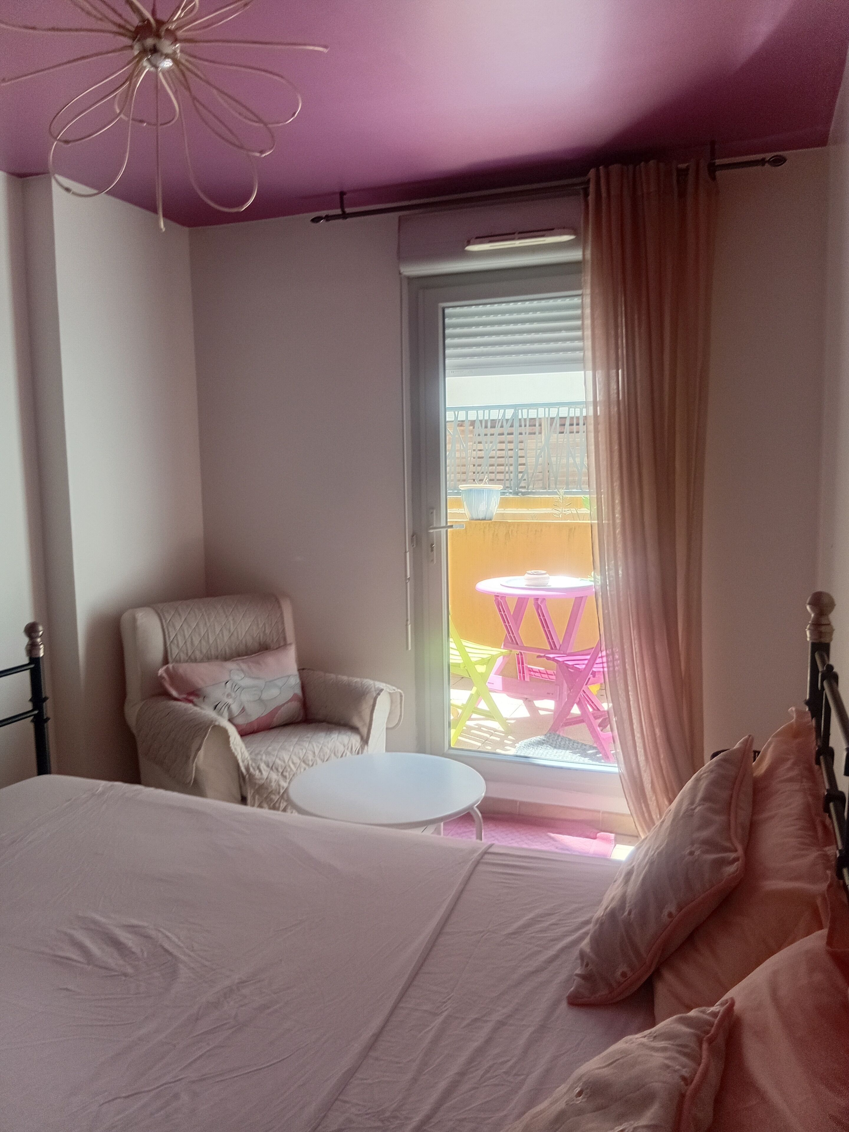 2 bedrooms, desk, internet, bed sheets