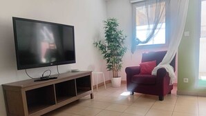Smart TV - Apartment for rent in the center of Marseille, near Gart Saint-Charles, a 3-minute walk away (Marseille)