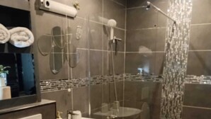 Towels, soap, toilet paper - Apartment for rent in the center of Marseille, near Gart Saint-Charles, a 3-minute walk away (Marseille)