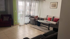 Smart TV - Apartment for rent in the center of Marseille, near Gart Saint-Charles, a 3-minute walk away (Marseille)