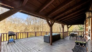Outdoor dining - Spacious Riverfront Cabin with Hot Tub Near Shenandoah River, Maurertown, Virginia (Maurertown)