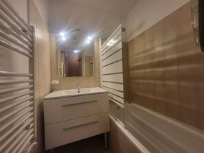 A modern bathroom with a white vanity, a large mirror, and a shower area. - Studio with wifi - Piste view, 2 guests (Montgenèvre)