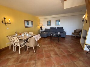 A living room with a dining area, a sofa, and a coffee table. - Apartment sea view - 6 guests (Saint-Cyr-sur-Mer)