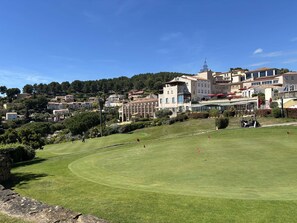 A golf course with a clear view of the surrounding buildings and landscape. - Apartment sea view - 6 guests (Saint-Cyr-sur-Mer)