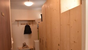 A small room with wooden cabinets, a bench, and a coat rack. - Studio with parking, pets OK, mountain view (Montgenèvre)