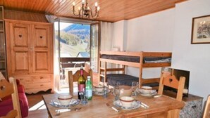 A cozy room with wooden furniture, a bunk bed, and a view of the mountains. - Studio with parking, pets OK, mountain view (Montgenèvre)