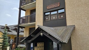 Monikerroksinen rakennus, jonka kyltissä lukee: ”Päärautatieasema”.