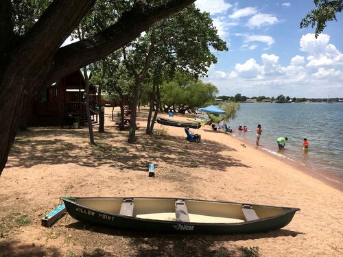 Charming Lakeview Cabin with Firepit Near Vineyards and Adventure Escapes in Buchanan Dam, Texas
