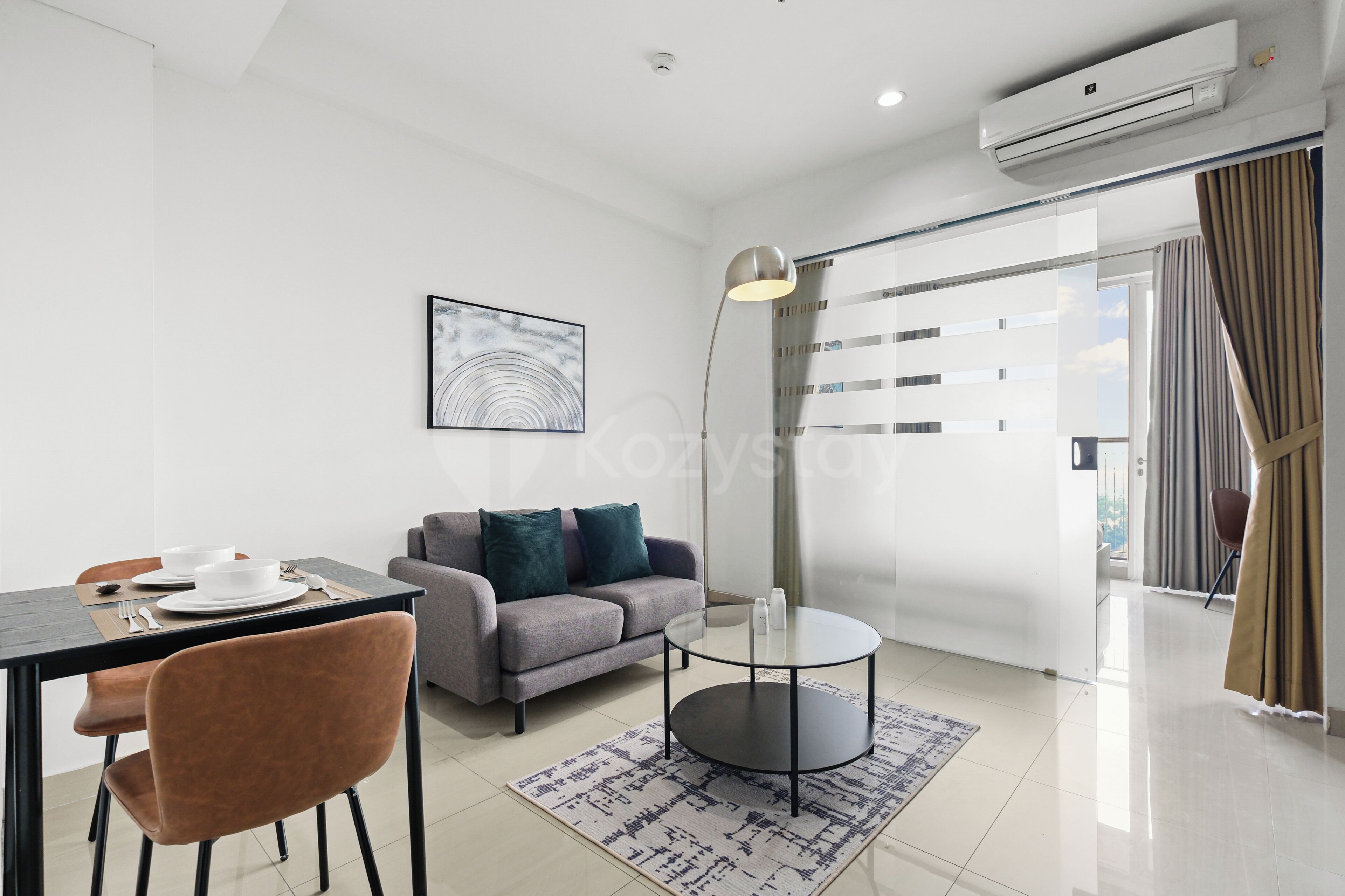 Appartamento, 1 camera da letto, balcone, vista città | Area soggiorno | Smart TV 55 pollici con canali via cavo, Netflix, servizi in streaming