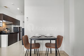 Appartamento, 1 camera da letto, balcone, vista città | Sala da pranzo