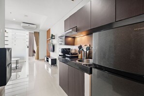 Refrigerador con freezer, microondas, placa de cocina