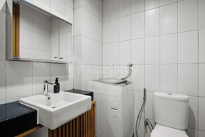Apartment, 1 Bedroom, Balcony, City View | Bathroom | Shower, free toiletries, hair dryer, towels - Cairen by Kozystay - Dago (Bandung)