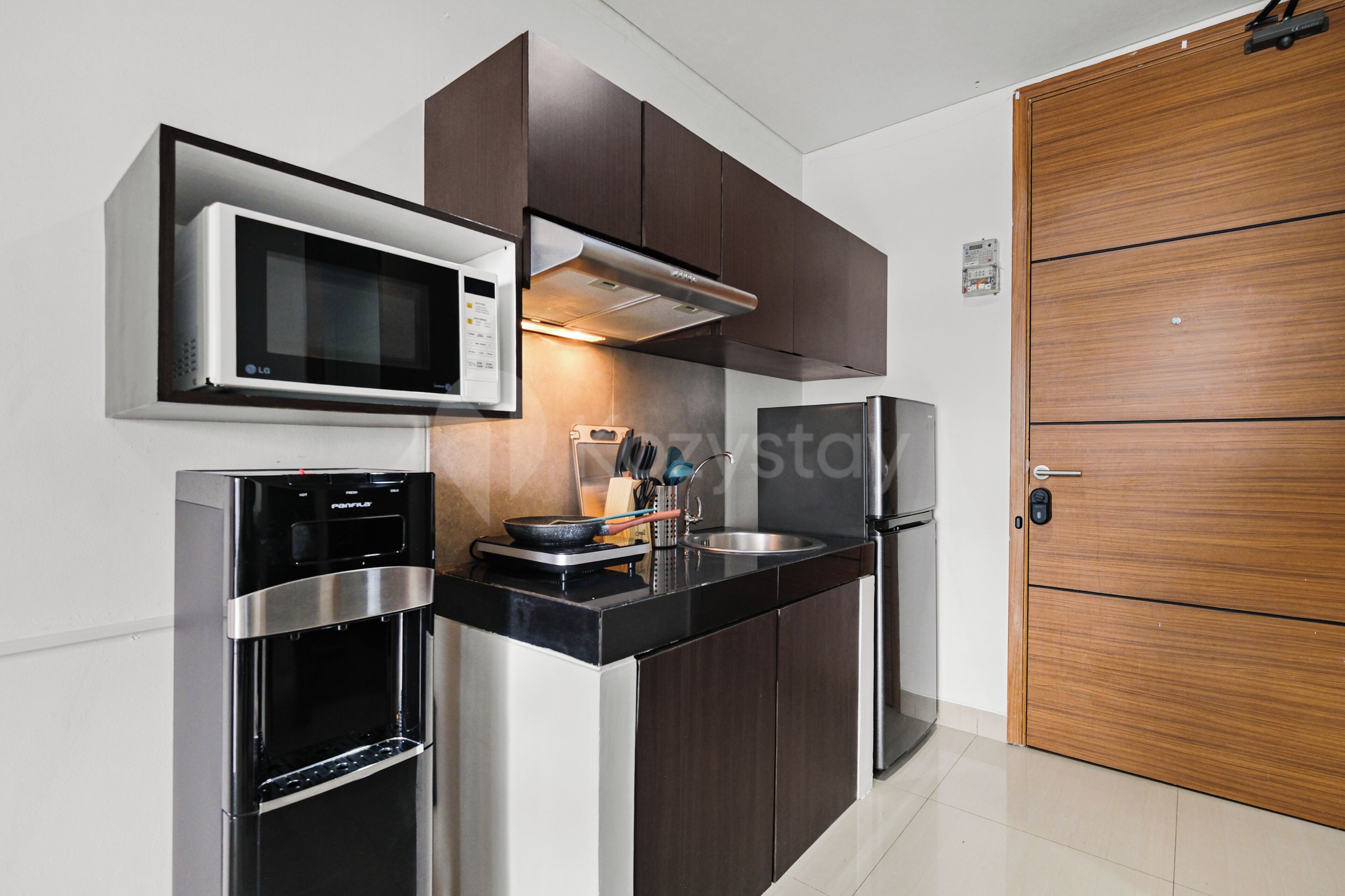 Apartment, 1 Bedroom, Balcony, City View | Private kitchen | Full-size fridge, microwave, stovetop, cookware/dishes/utensils