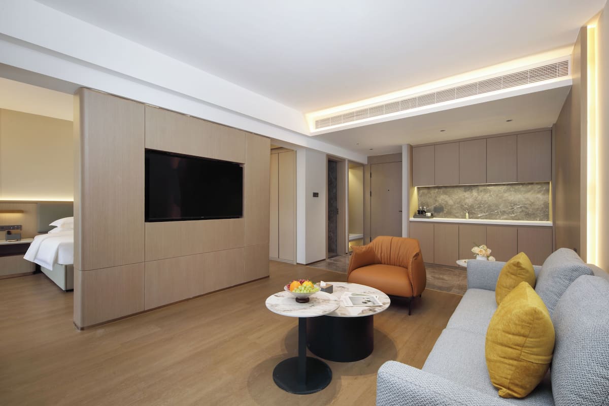Luxury Suite, Balcony, City View | Peralatan tempat tidur premium, gebar bulu kapas, tilam berlapik, meja