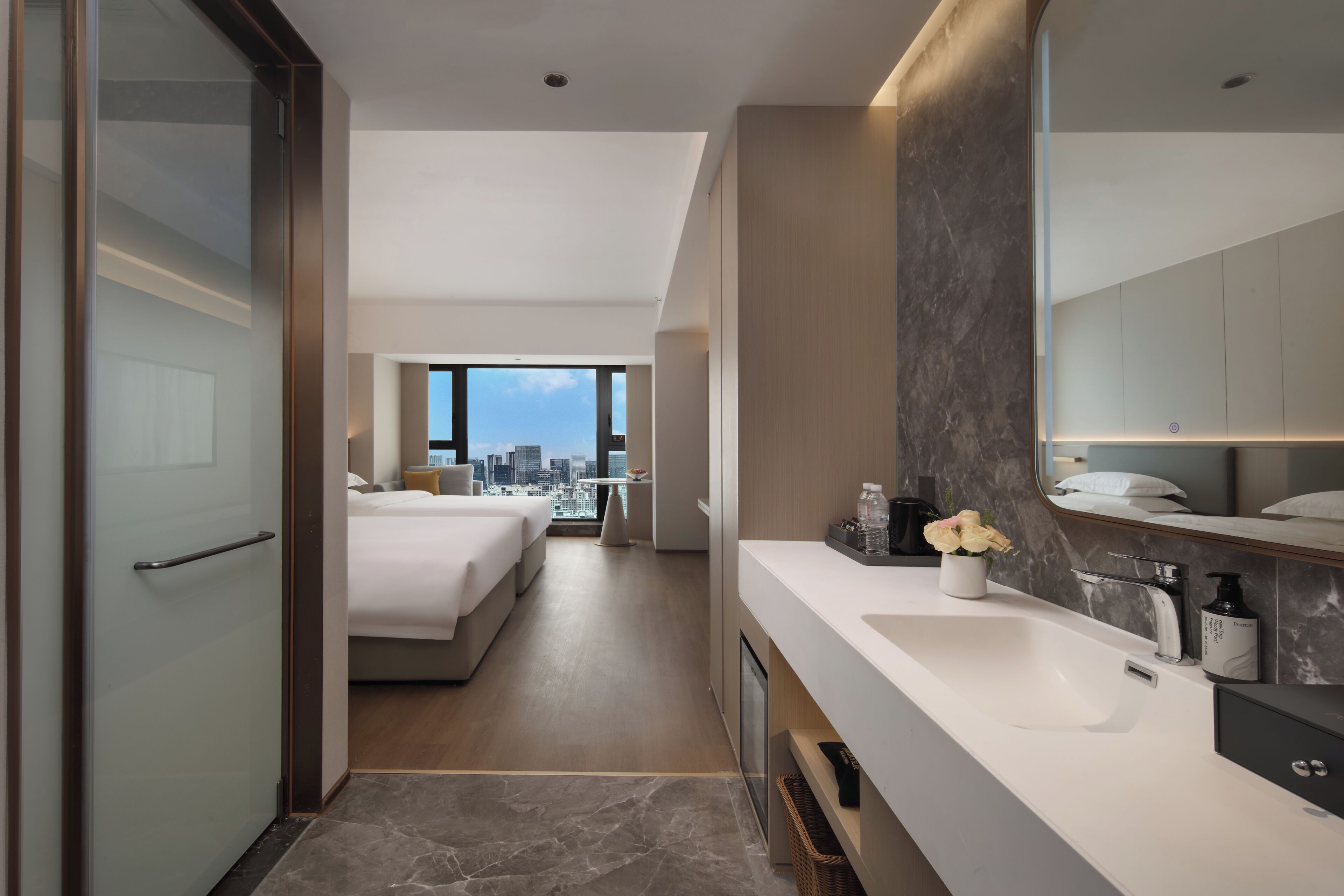 Quarto duplo empresarial, para não fumantes, vista para a cidade | Banheiro | Chuveiro, produtos de toalete grátis, secador de cabelo, chinelos