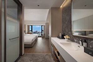 Quarto duplo empresarial, para não fumantes, vista para a cidade | Banheiro | Chuveiro, produtos de toalete grátis, secador de cabelo, chinelos