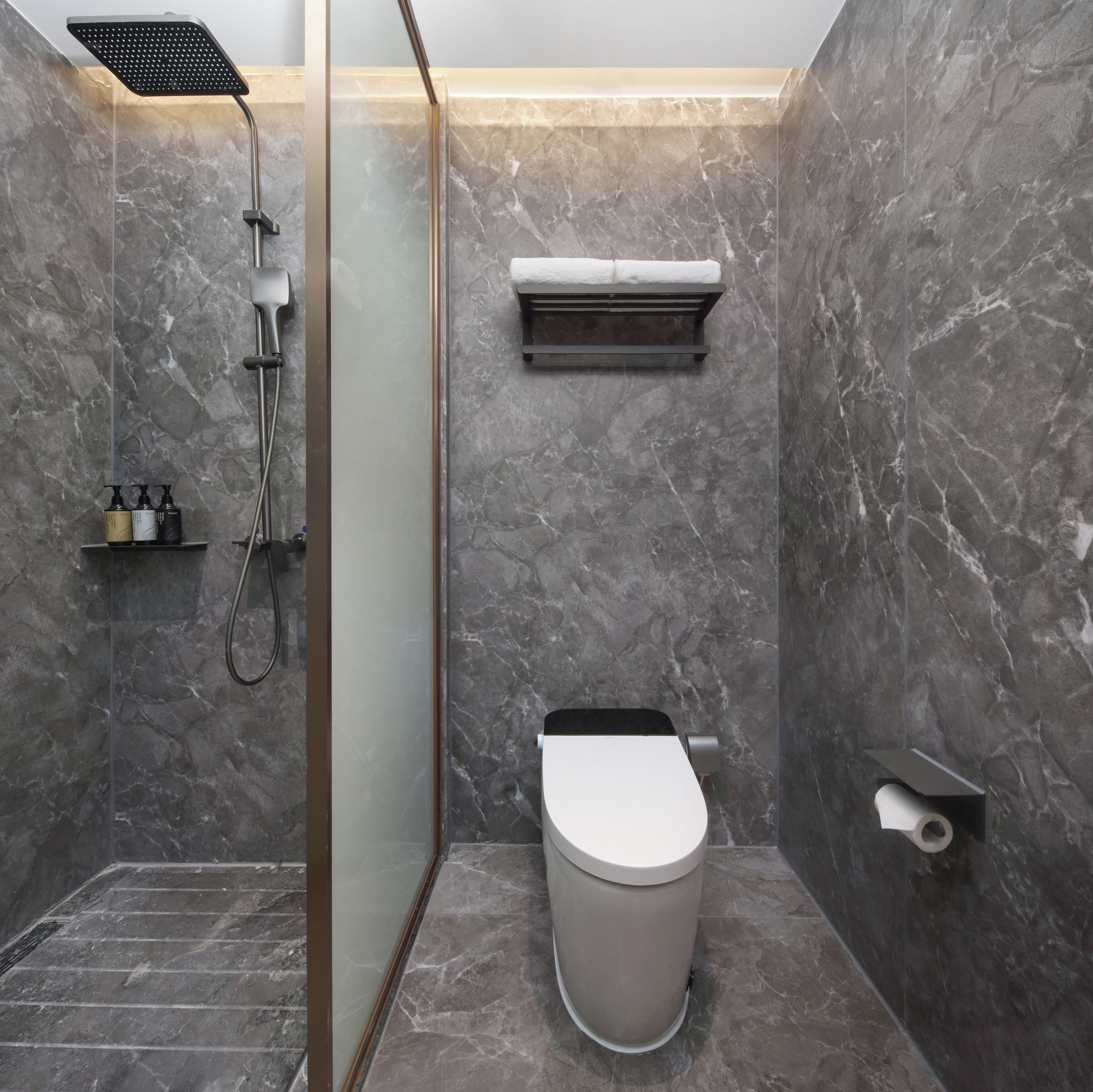 Dusche, Regendusche, kostenlose Toilettenartikel, Haartrockner