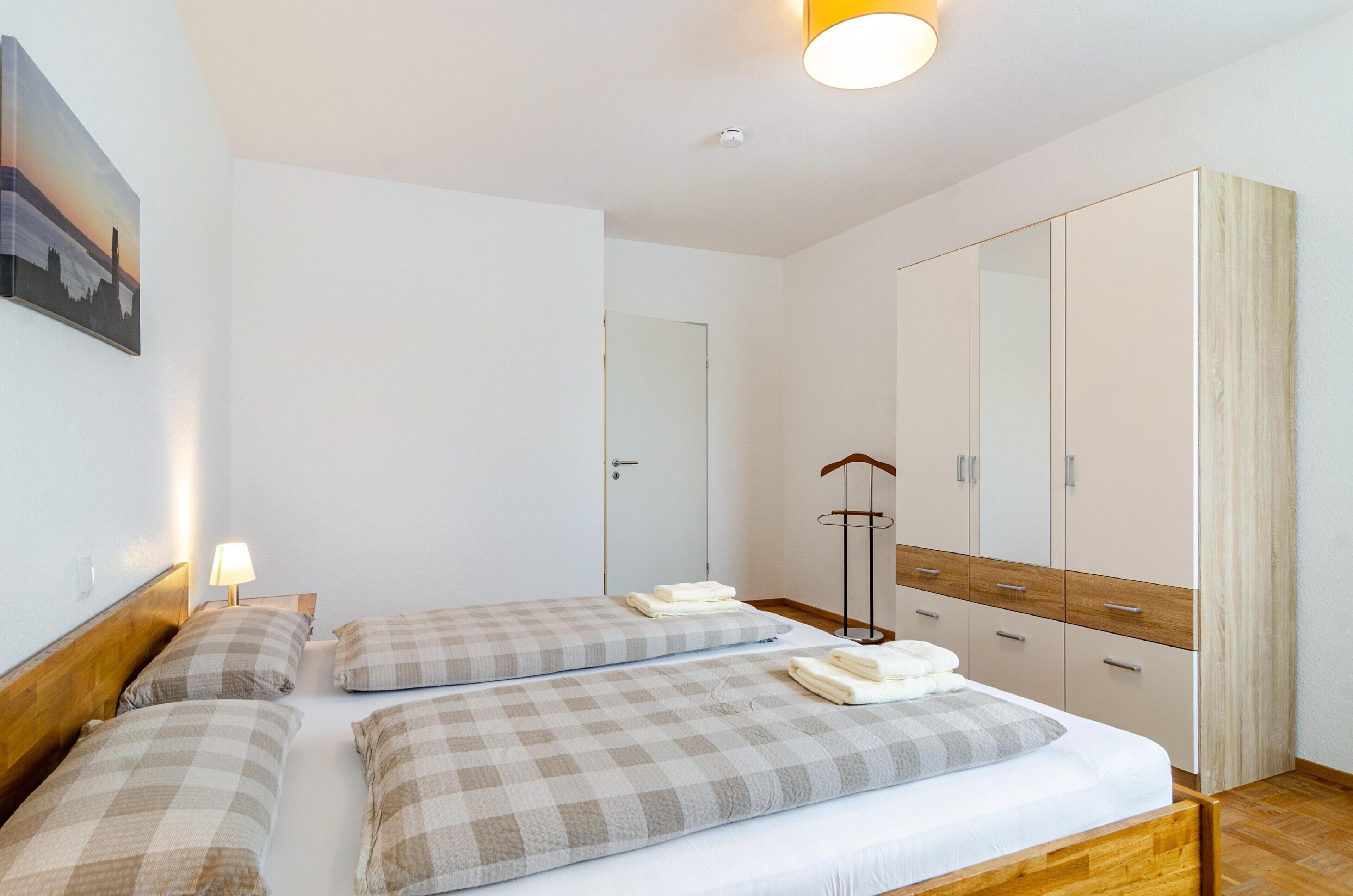 Tabla de planchar con plancha, wifi, ropa de cama