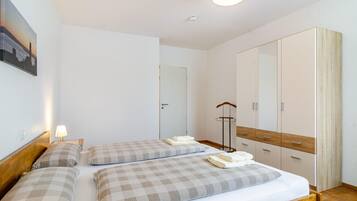Tabla de planchar con plancha, wifi, ropa de cama