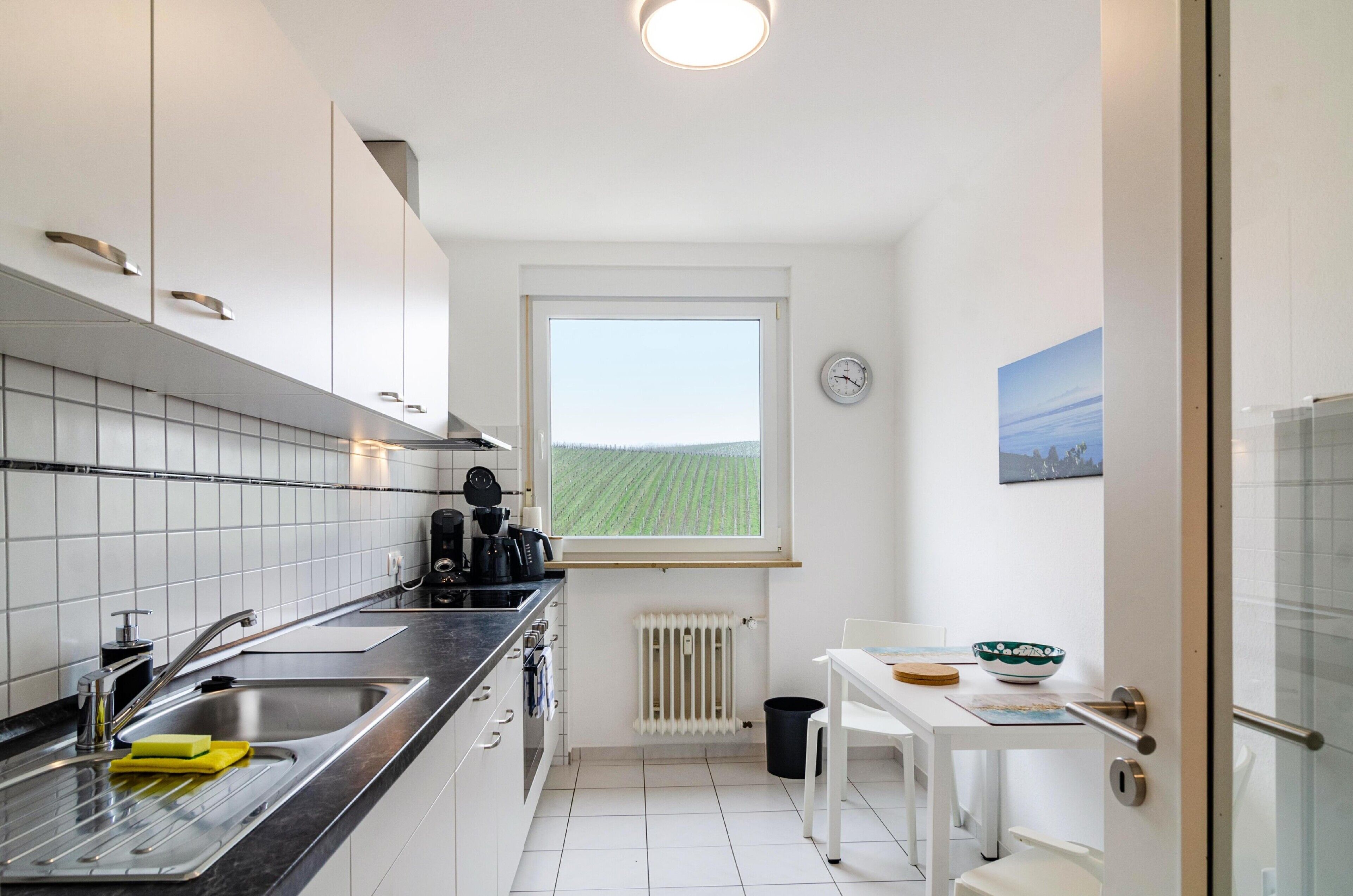Wasserkocher mit Kaffee-/Teezubehör, Kühlschrank, Mikrowelle, Ofen