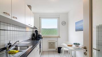 Wasserkocher mit Kaffee-/Teezubehör, Kühlschrank, Mikrowelle, Ofen