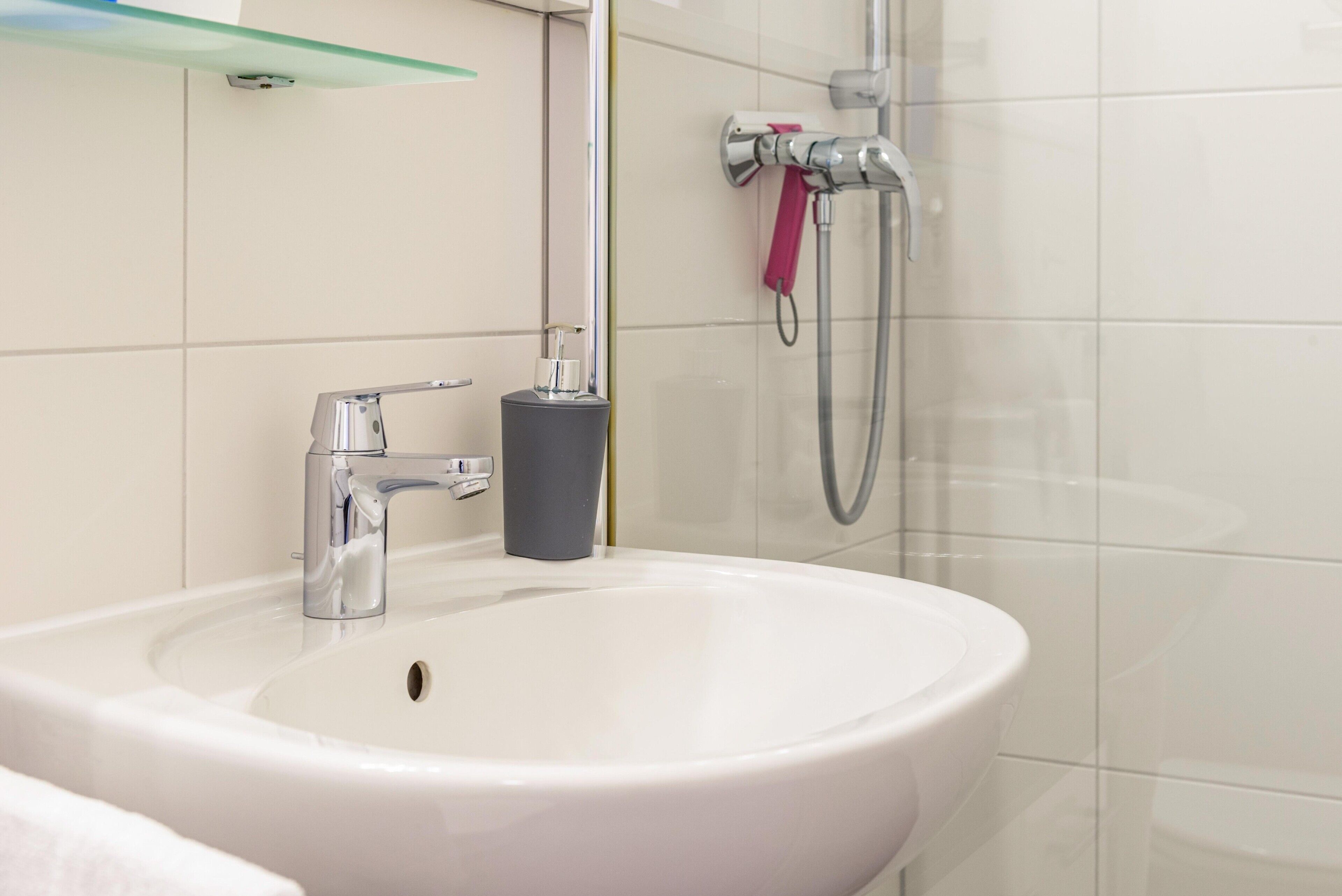 Dusche, Haartrockner, Handtücher