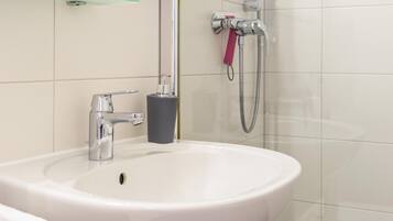 Dusche, Haartrockner, Handtücher