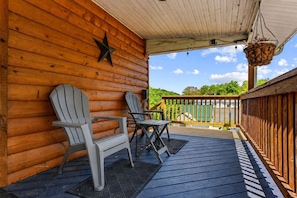 Terrace/patio - Secluded Cabin Retreat with Hot Tub in Berkeley Springs, West Virginia (Berkeley Springs)