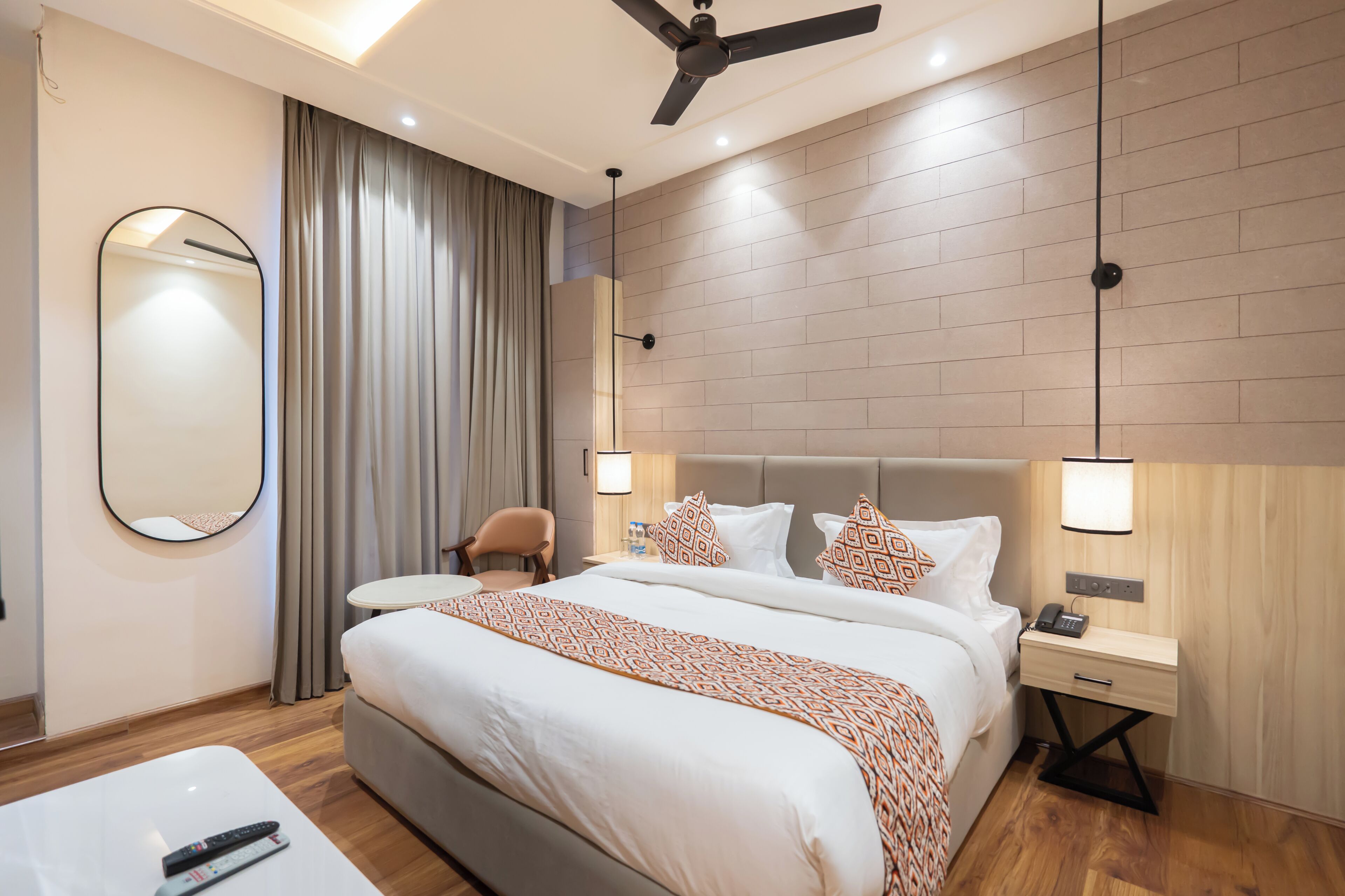 Quarto casal superior, vista para a cidade | Escrivaninha, espaço de trabalho para notebook, Wi-Fi de cortesia