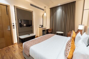 Quarto casal luxo | Escrivaninha, espaço de trabalho para notebook, Wi-Fi de cortesia