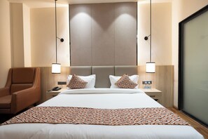 Quarto casal luxo | Escrivaninha, espaço de trabalho para notebook, Wi-Fi de cortesia
