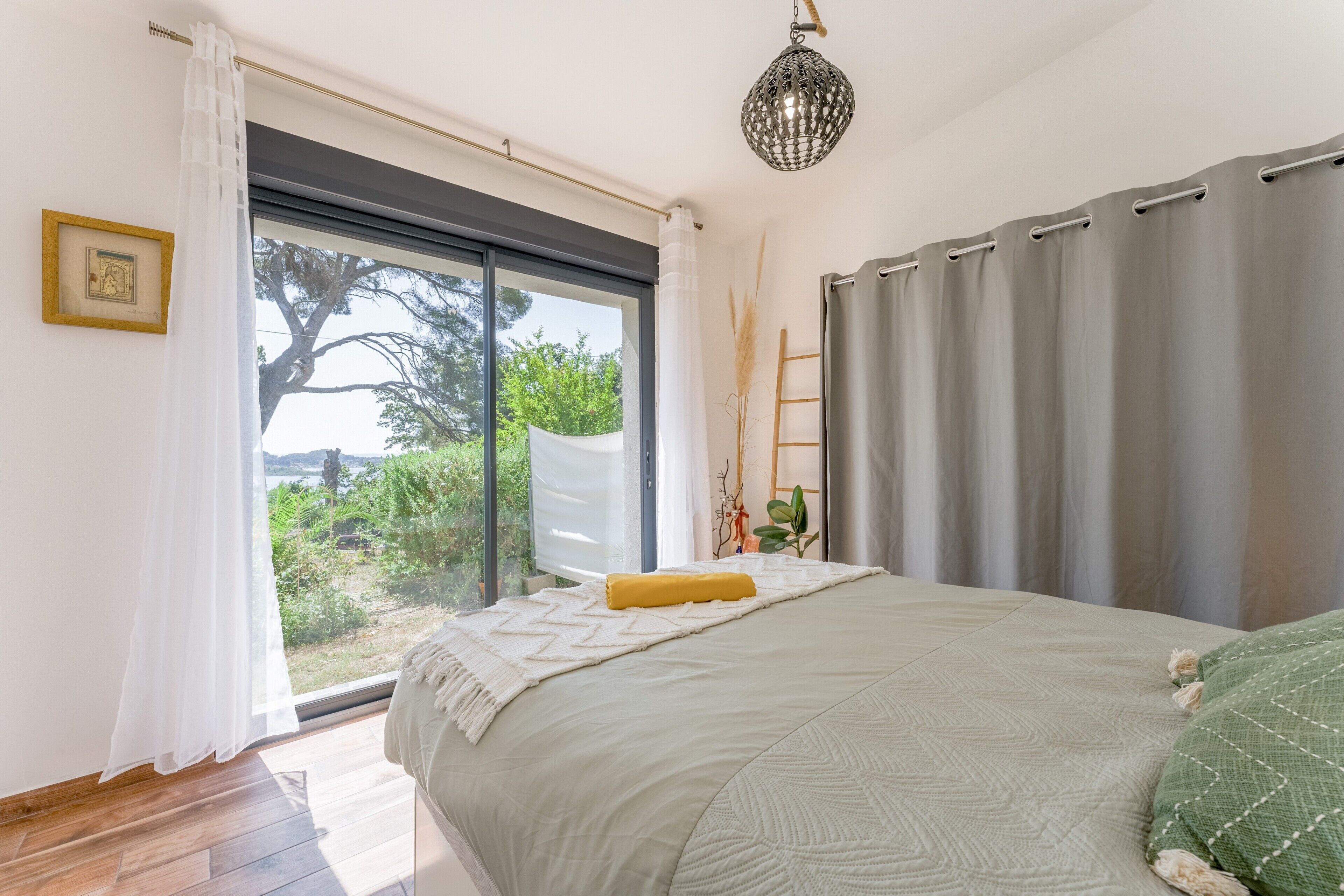 Tabla de planchar con plancha, wifi y ropa de cama 