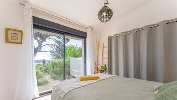 Tabla de planchar con plancha, wifi y ropa de cama