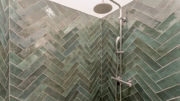 Douche, sèche-cheveux, serviettes fournies