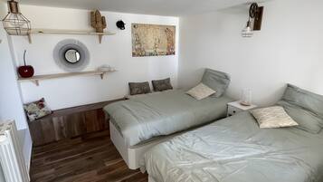 Iron/ironing board, WiFi, bed sheets