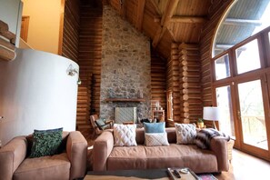 Living area - Luxury Montana-Style Log Estate with Private Vineyard & Spa Near Purcellville, VA (Purcellville)